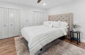 5 slaapkamers, een bureau, een strijkplank/strijkijzer, reisbedje