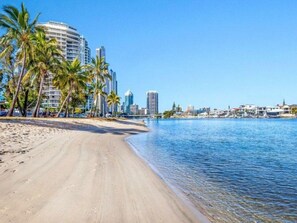 Uma praia com vista desobstruída para o horizonte urbano.