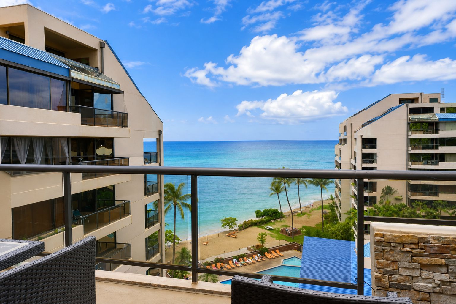 Un balcón de hotel con vista al océano y la playa.