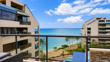 Un balcón de hotel con vista al océano y la playa.