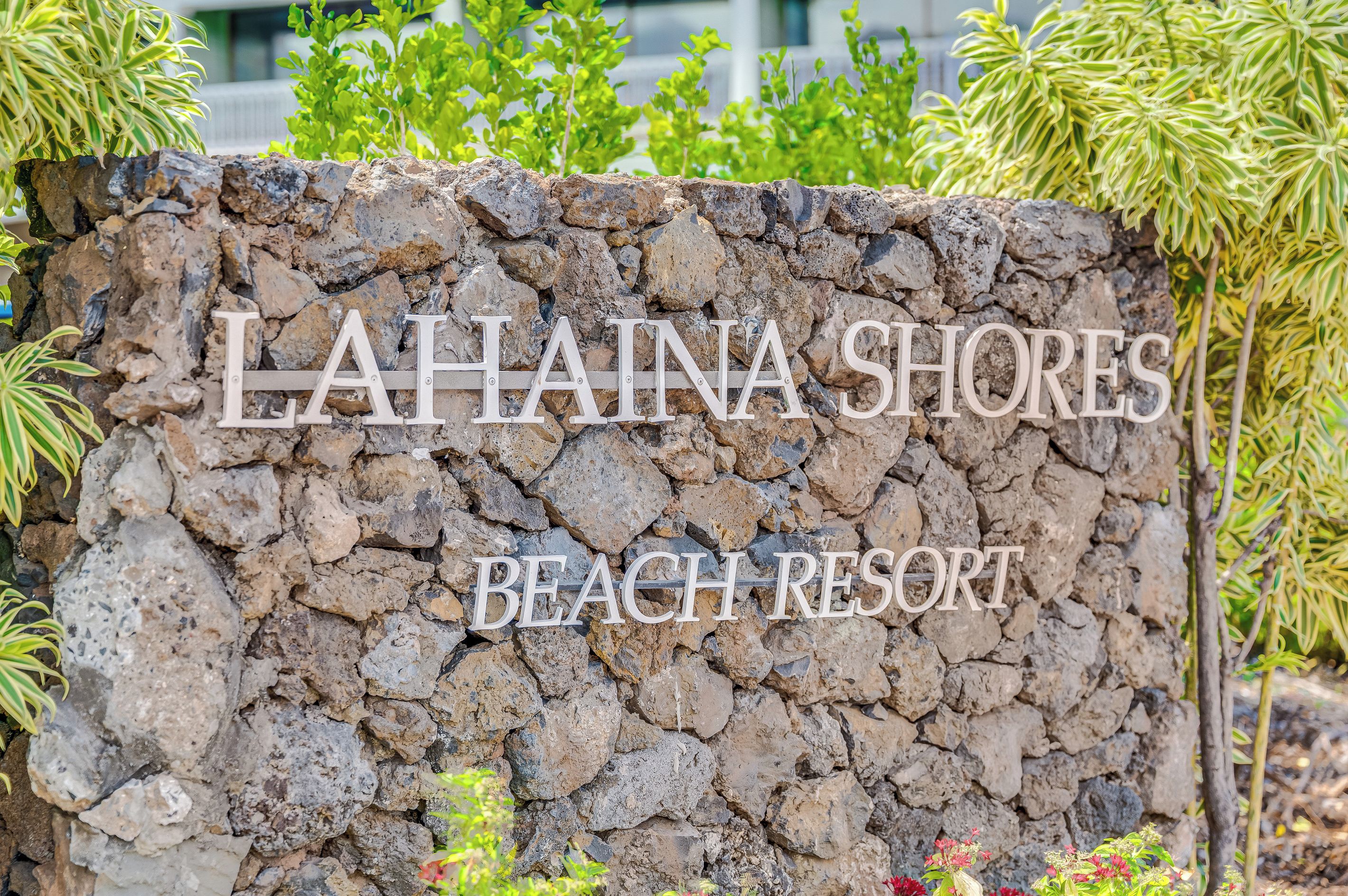 Een stenen muur met de tekst 'LAHINA SHORES BEACH RESORT', de naam van het hotel.