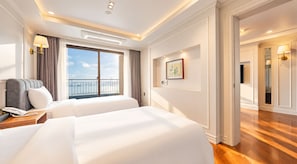A hotel room with two beds, a balcony with a view, and a modern design. - Incheon Grace Hotel (Incheon)