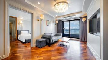 Een moderne hotelkamer met een bed, een bank en een balkon met uitzicht.