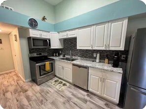 Private kitchen - Cozy 2-bedroom townhome in Venice with Pool , Near Manasota Beach (Venice)