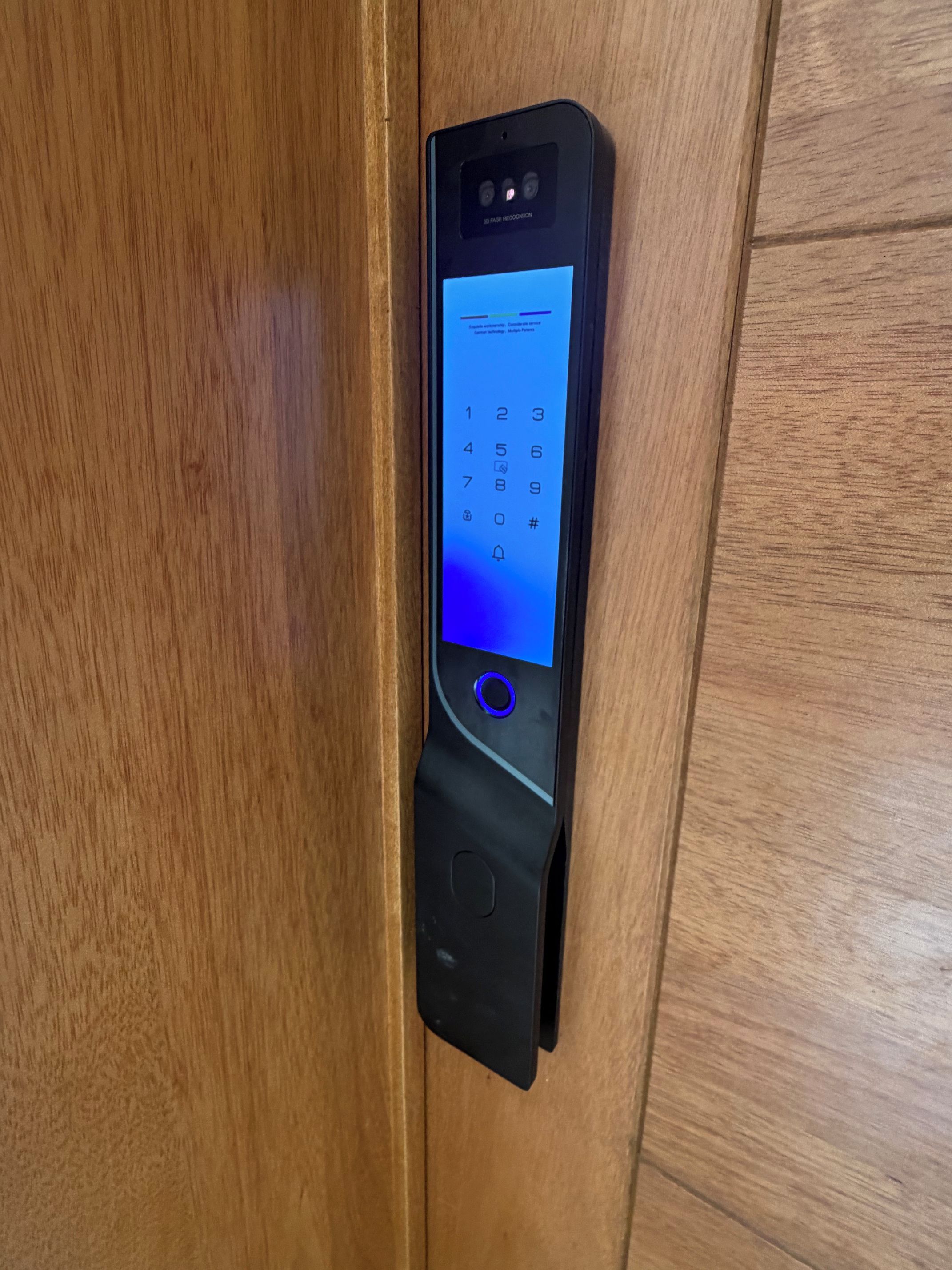 Cerradura electrónica con teclado en una puerta de madera.