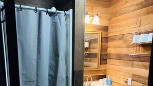 Regadera, toallas, papel de baño 