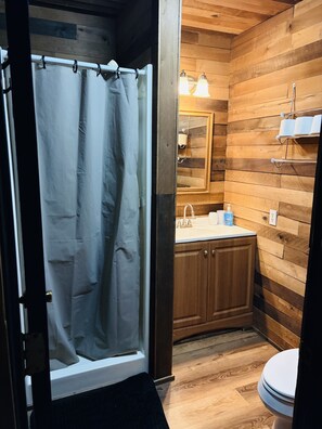 Shower, towels, toilet paper - Waterfront Getaway in Venice. Sleeps 6! (Venice)