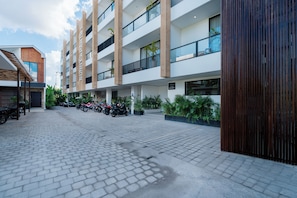 Un edificio moderno de varios pisos con un estacionamiento.