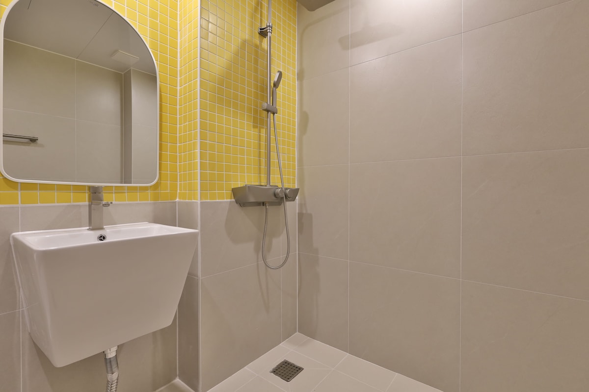 Family Triple Room | Bathroom | Hair dryer, towels, soap, shampoo