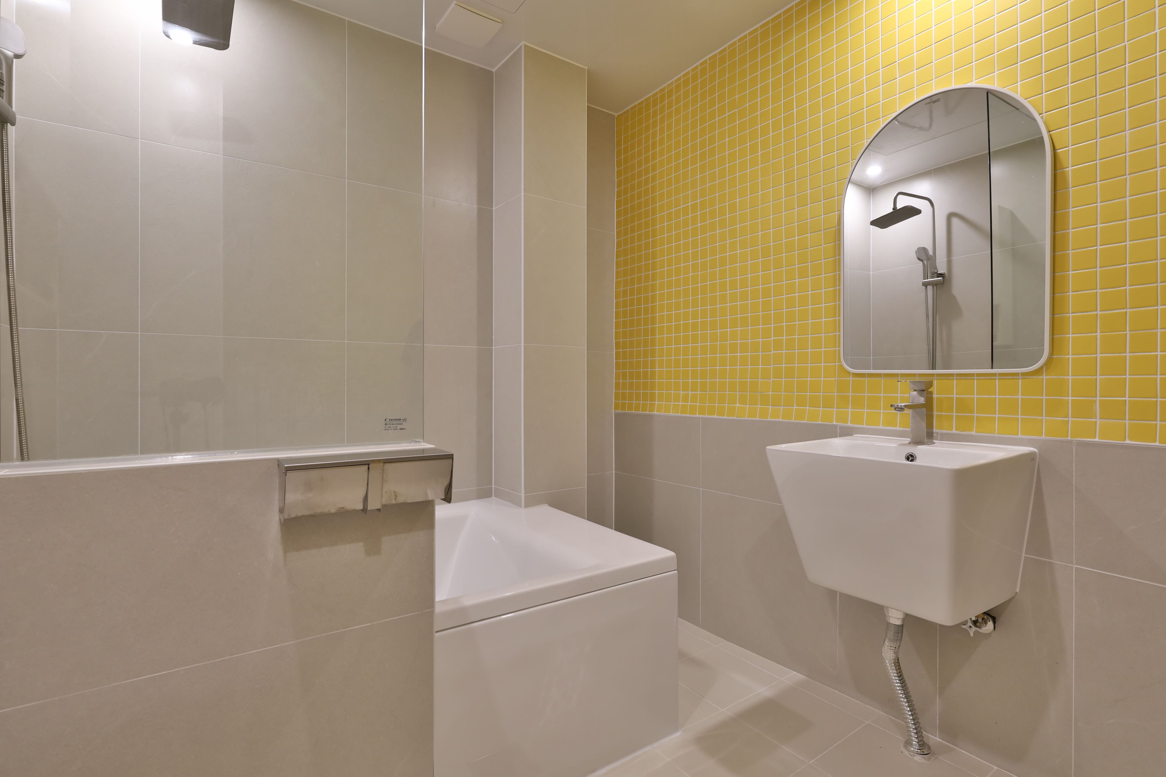 Ein Badezimmer mit einer Badewanne, einem Waschbecken und einer Dusche.
