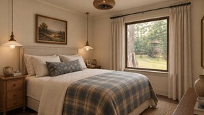 Una camera da letto con un letto grande, comodini, una finestra con tende e un quadro appeso al muro.