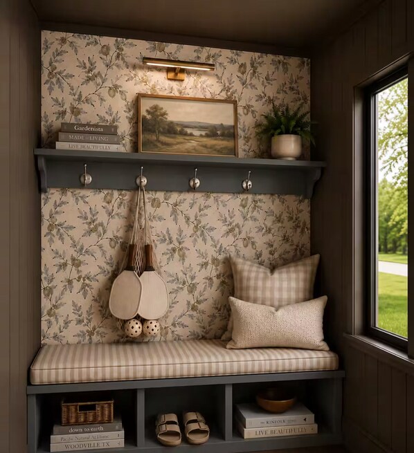 A cozy reading nook with a bench, bookshelves, and a wall-mounted shelf. - The Pecan House, A 3BR Restored Cottage in Woodville (Woodville)