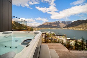 Ein Whirlpool mit Blick auf einen See und Berge.