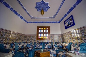 المنشأة من الداخل
