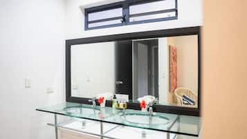 Habitación Deluxe doble, 1 cama de matrimonio, vistas al jardín | Baño