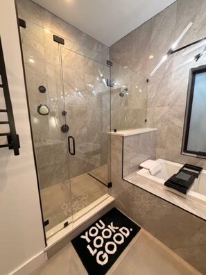 Shower, jetted bath, hair dryer, towels - Luxury 5 Bed with Pool - Two Kitchens! (Dallas)