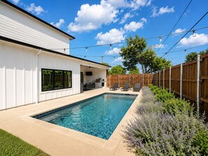 Outdoor pool - Luxury 5 Bed with Pool - Two Kitchens! (Dallas)
