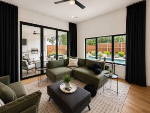 Smart TV, fireplace, books, stereo - Luxury 5 Bed with Pool - Two Kitchens! (Dallas)