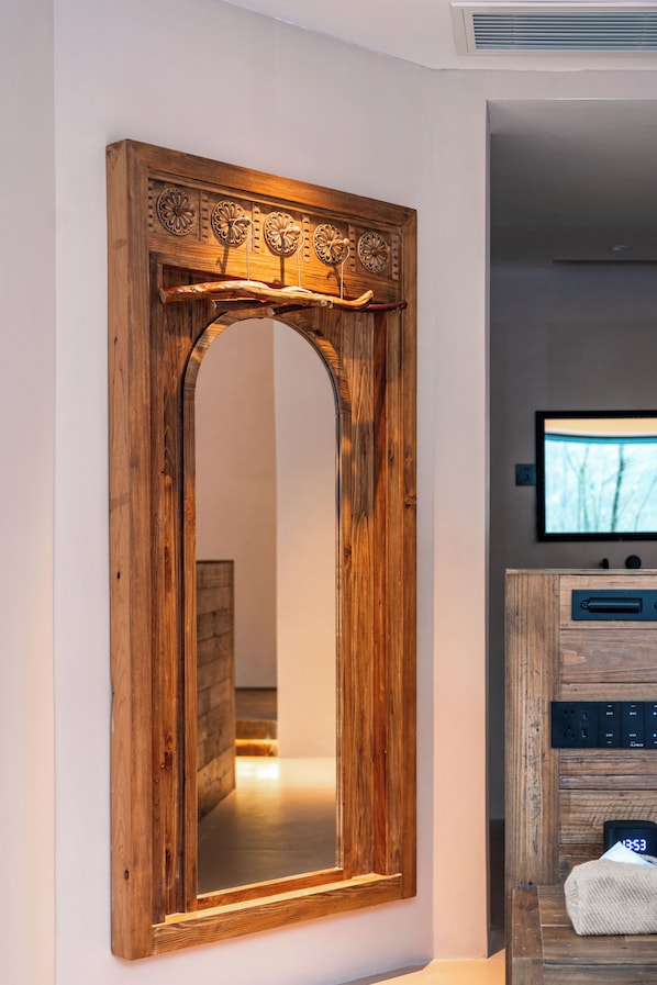 A wooden-framed mirror with a decorative top, a television on a wooden stand, and a digital clock displaying 13:53. - Yunfuli Qingcheng Housi (Chengdu)