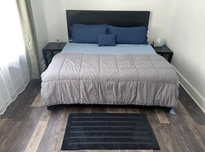 Desk, iron/ironing board, WiFi (free), bed sheets - Charming/Spacious Apt • Pet Friendly • Free Park (Upper Darby)