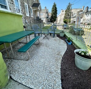 Outdoor dining - Charming/Spacious Apt • Pet Friendly • Free Park (Upper Darby)