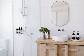 Bathroom - Luxury and comfort in the heart of Dunkeld, with the Grampians at your doorstep! (Dunkeld)