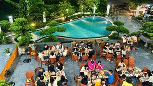Ein Poolrestaurant mit Außenbereich und Pool.