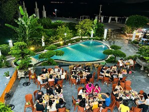 Ein Poolrestaurant mit Außenbereich und Pool.