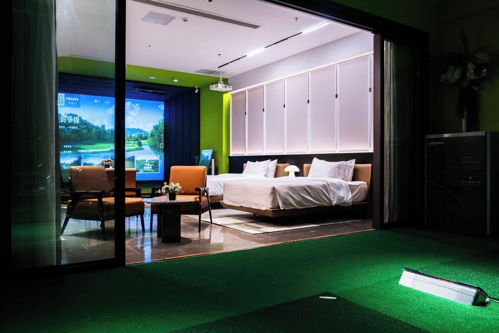 Una habitación de hotel moderna con cama, zona de estar y un amplio ventanal.
