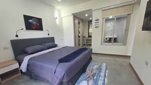 Une chambre à coucher avec un lit, une table de chevet et un tapis décoratif.
