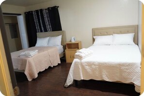 Een strijkplank/strijkijzer, wifi, beddengoed