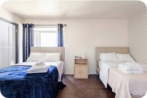 Een strijkplank/strijkijzer, wifi, beddengoed