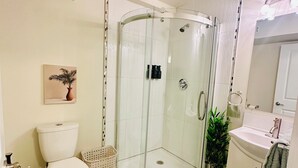 Haartrockner, Handtücher, Seife, Toilettenpapier