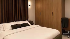 Ein Schlafzimmer mit einem Bett, einem Holzschrank und einem Deckenventilator.