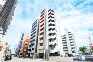A multi-story building with a modern architectural design, featuring balconies on each floor. - Presence Hakata (Fukuoka City Hakata-ku Chiyo)