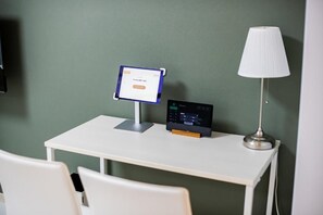 A small table with a digital kiosk, a lamp, and two chairs. - Presence Hakata (Fukuoka City Hakata-ku Chiyo)