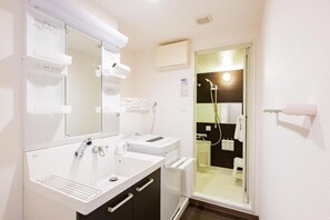 A modern bathroom with a large mirror, a sink, and a shower area. - Presence Hakata (Fukuoka City Hakata-ku Chiyo)