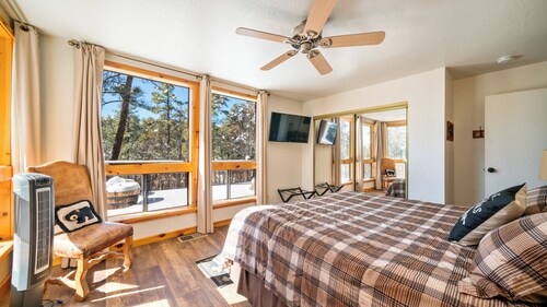 Dancing Bear Lodge, Pine AZ; Luxury Cabin with Views, Spa & Outdoor living area