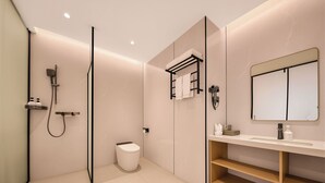 Superior Double Room | Bathroom | Shower, hair dryer, towels, soap - Liaoning International Hotel (LaosVientiane)