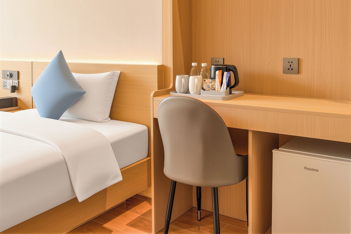 Standaard Twin kamer, uitzicht op de stad | Een bureau, een laptopwerkplek, gratis wifi