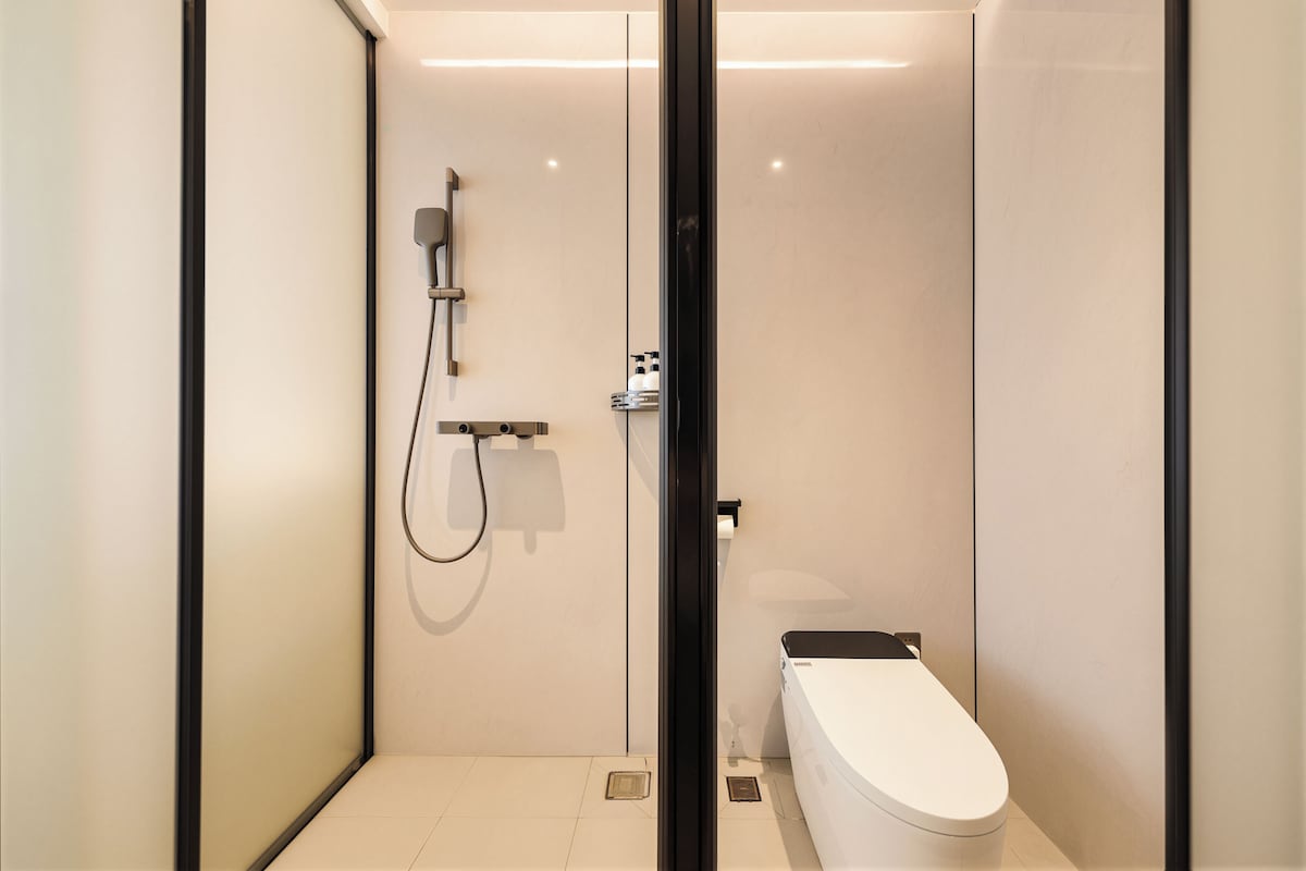 Standaard tweepersoonskamer, uitzicht op de stad | Badkamer | Een douche, een haardroger, handdoeken, zeep