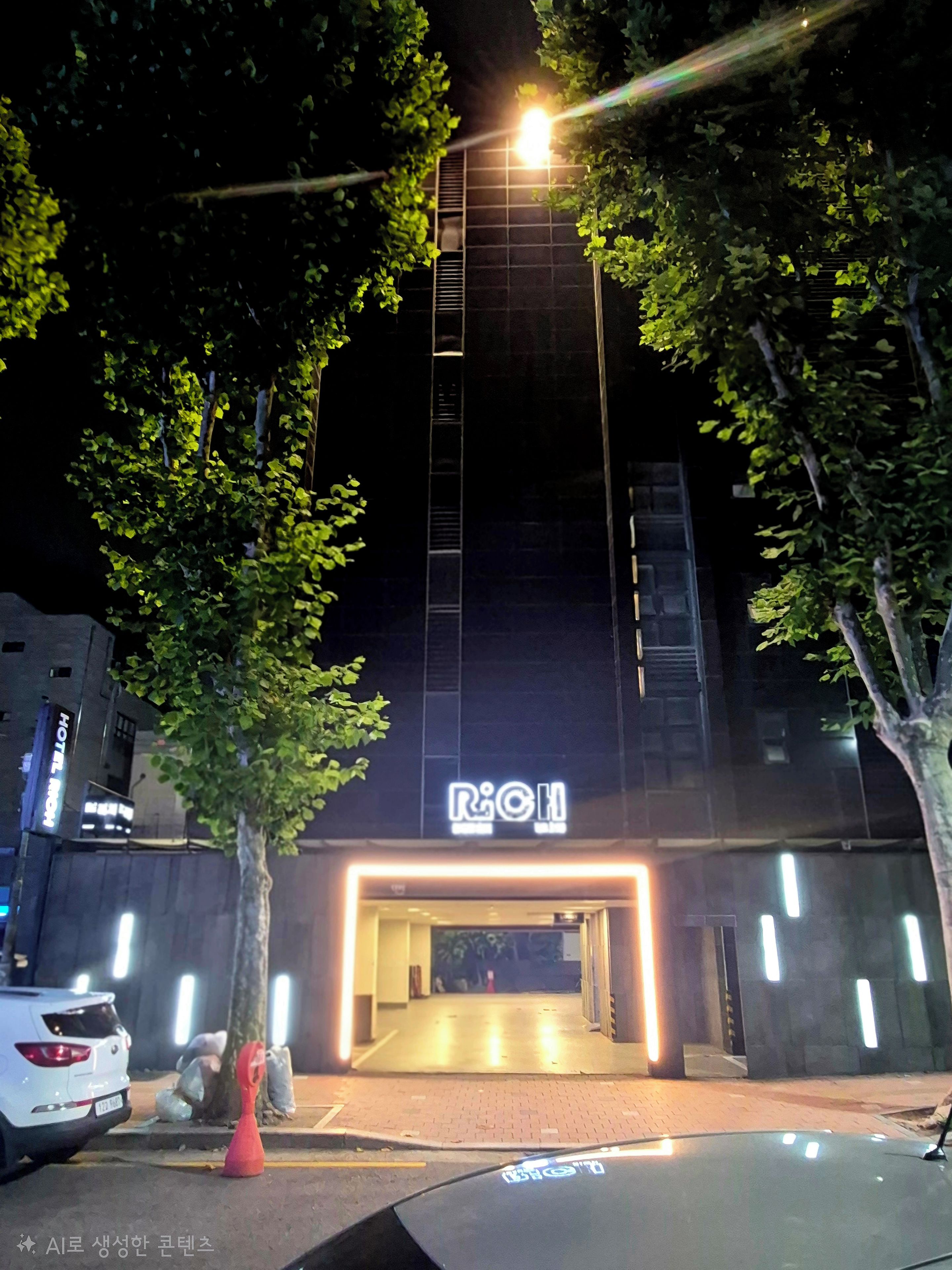 Un edifici amb una entrada destacada i un cartell que diu 'RICH'.