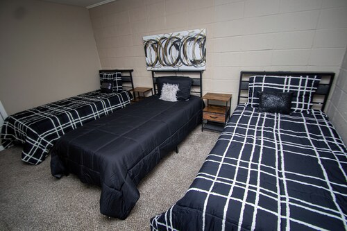 Spacious 5-bedroom Chalet. Sleeps 15 People. Golf Course Nearby