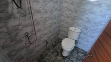 Family Suite | Bathroom | Towels, soap, shampoo