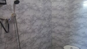 Towels, soap, shampoo - Merbabu Park (Kabupaten Semarang)