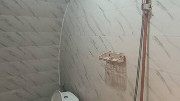 Deluxe Double Room | Bathroom | Towels, soap, shampoo
