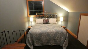 Iron/ironing board, WiFi, bed sheets - KAWAU VILLA - 5 star upstairs private apartment (Palmerston North)