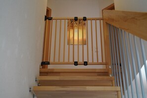 Eine Holztreppe mit Geländer und einem Bild an der Wand.