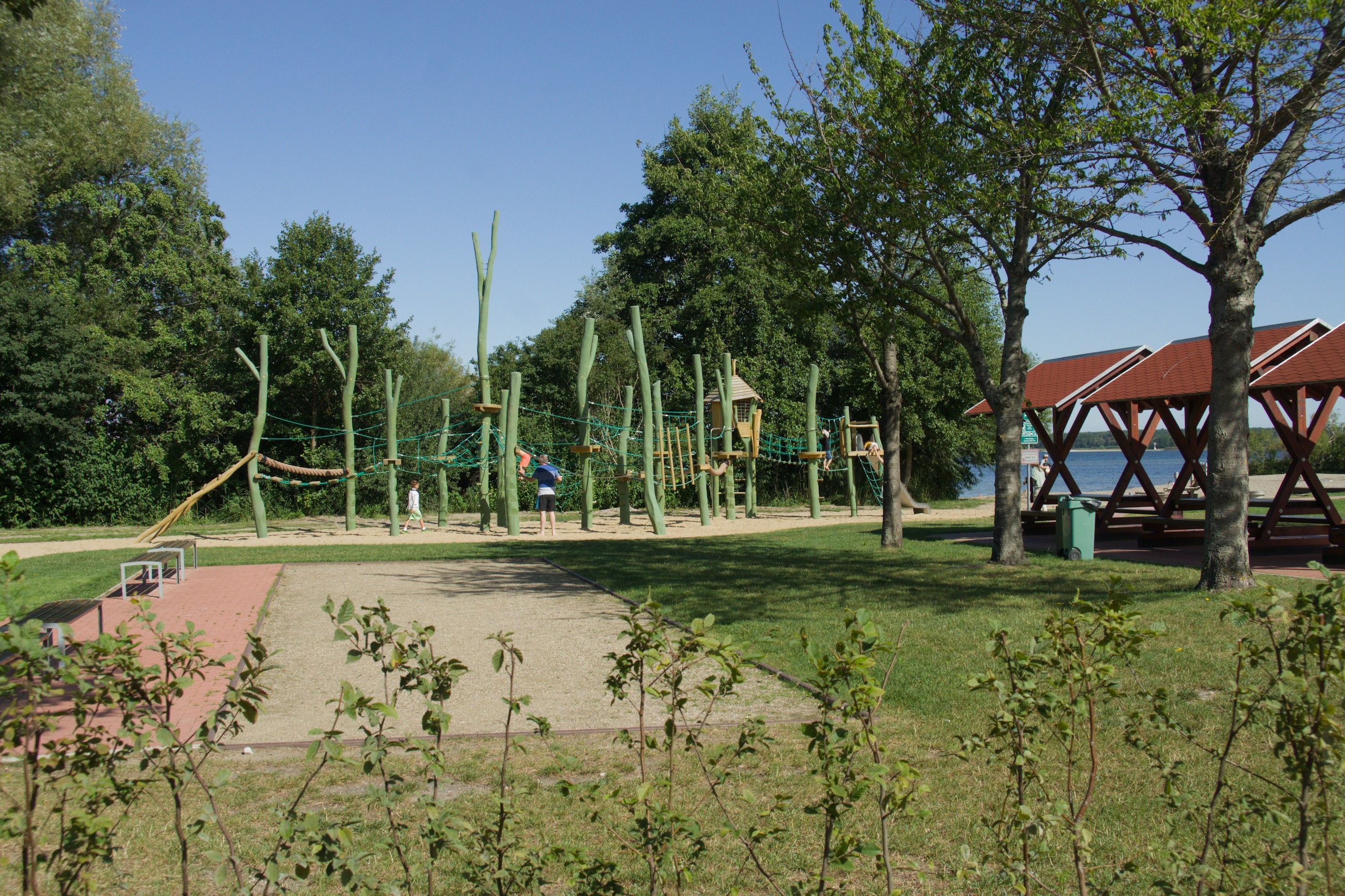 Ein Spielplatz mit Klettergeräten und einer Picknickmöglichkeit.