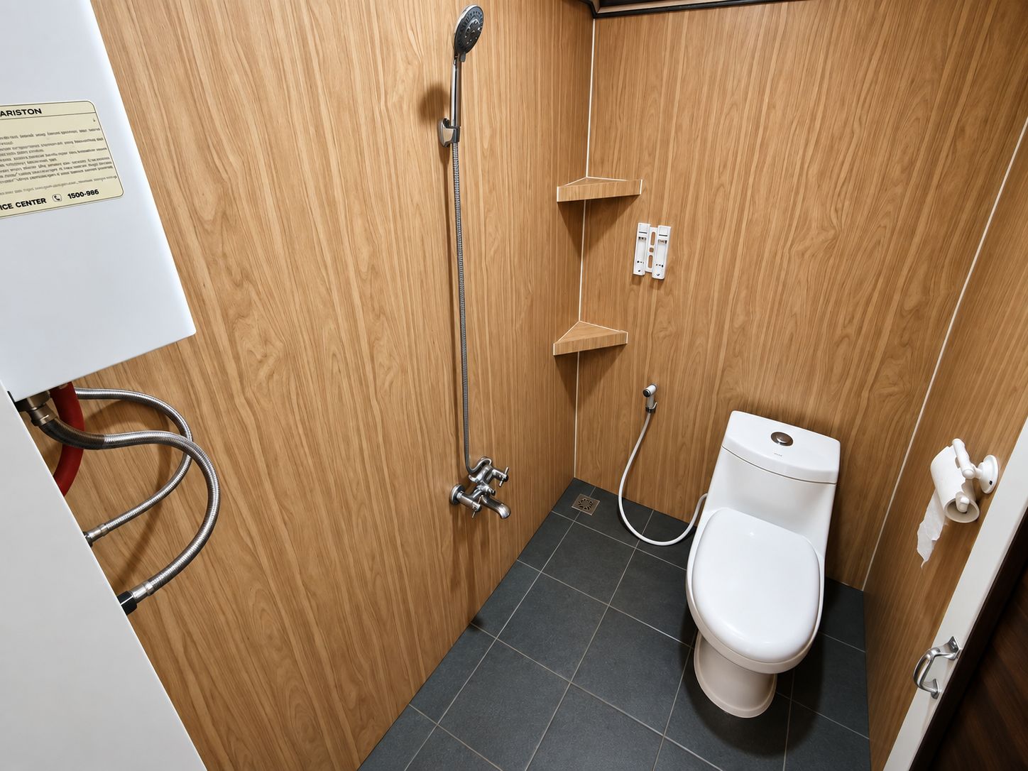 Deluxe Suite | Bathroom | Shower, towels, soap, shampoo